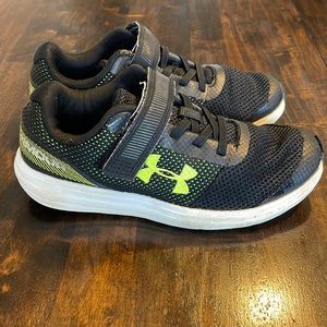 Boys under Armour shoes size 2.5 Youth